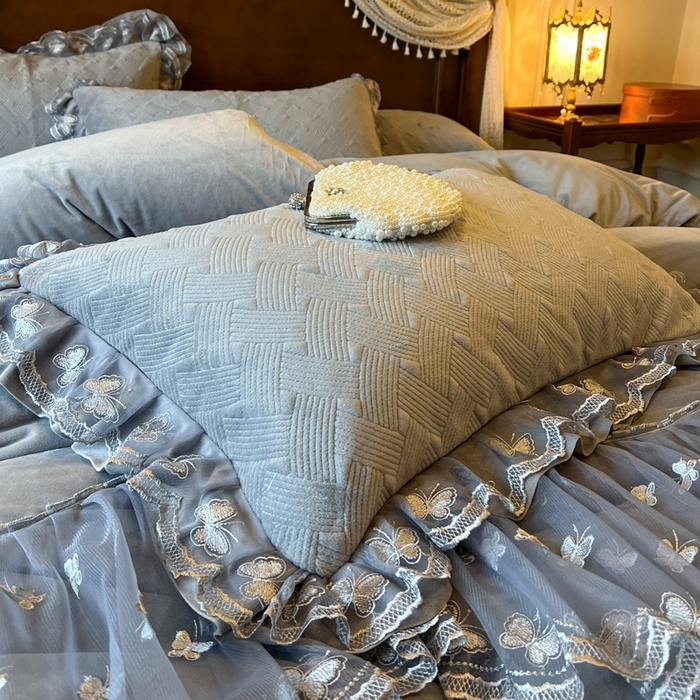 91家纺网 家纺一手货源 找家纺 瑞宝 2025新款宝宝绒夹棉床裙三件套-香奢丽影 香奢丽影-高级灰