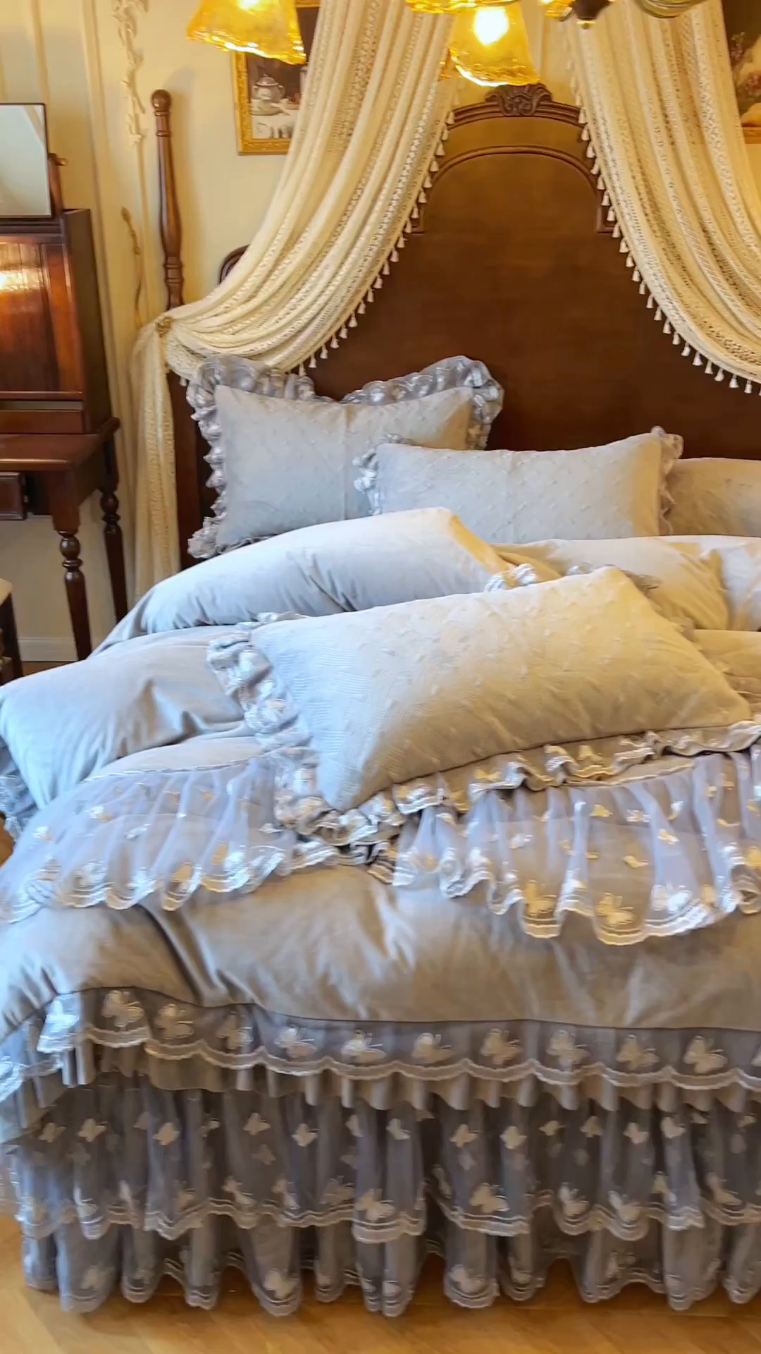 91家纺网 家纺一手货源 找家纺 瑞宝 2025新款宝宝绒夹棉床裙三件套-香奢丽影 香奢丽影-高级灰