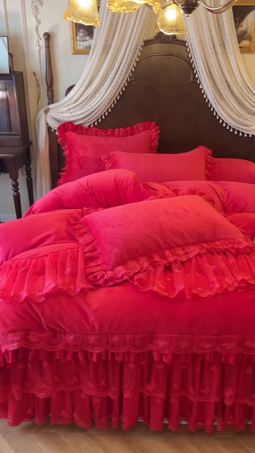 91家纺网 家纺一手货源 找家纺 瑞宝 2025新款宝宝绒夹棉床裙三件套-香奢丽影 香奢丽影-中国红