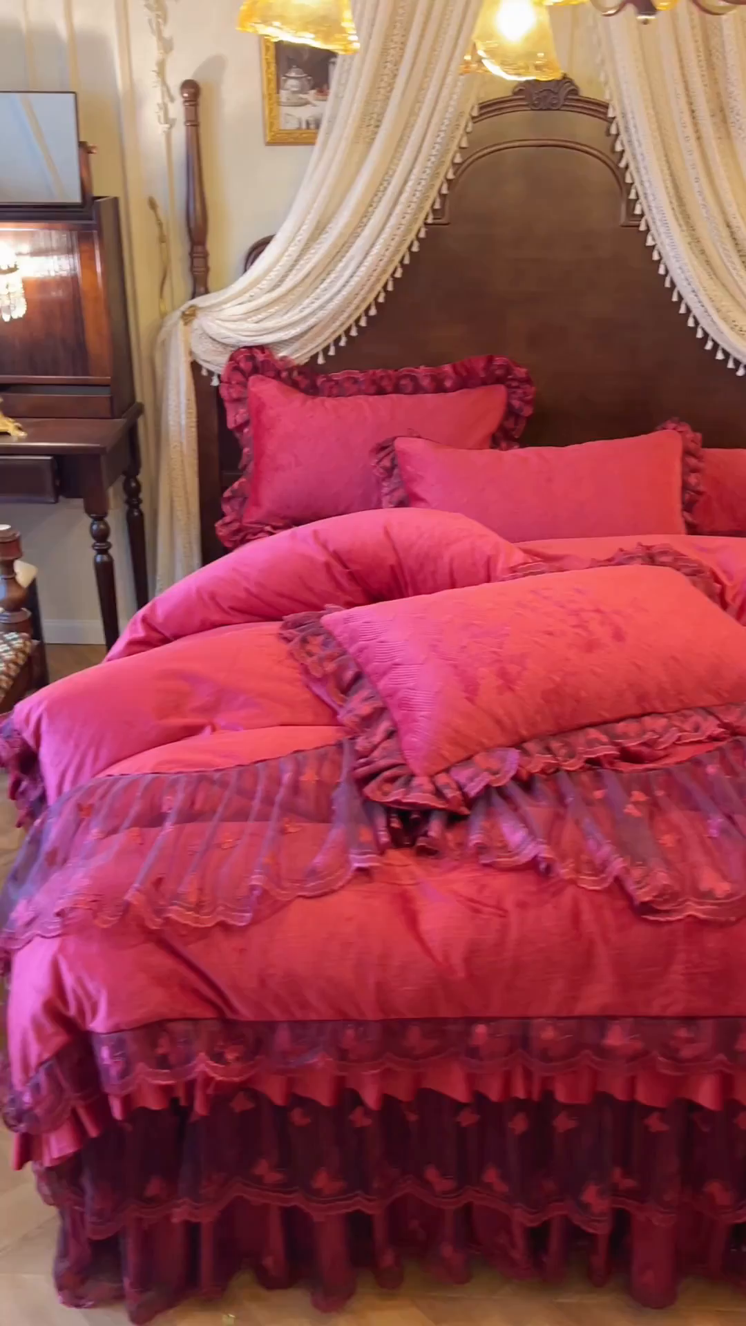 91家纺网 家纺一手货源 找家纺 瑞宝 2025新款宝宝绒夹棉床裙三件套-香奢丽影 香奢丽影-胭脂红