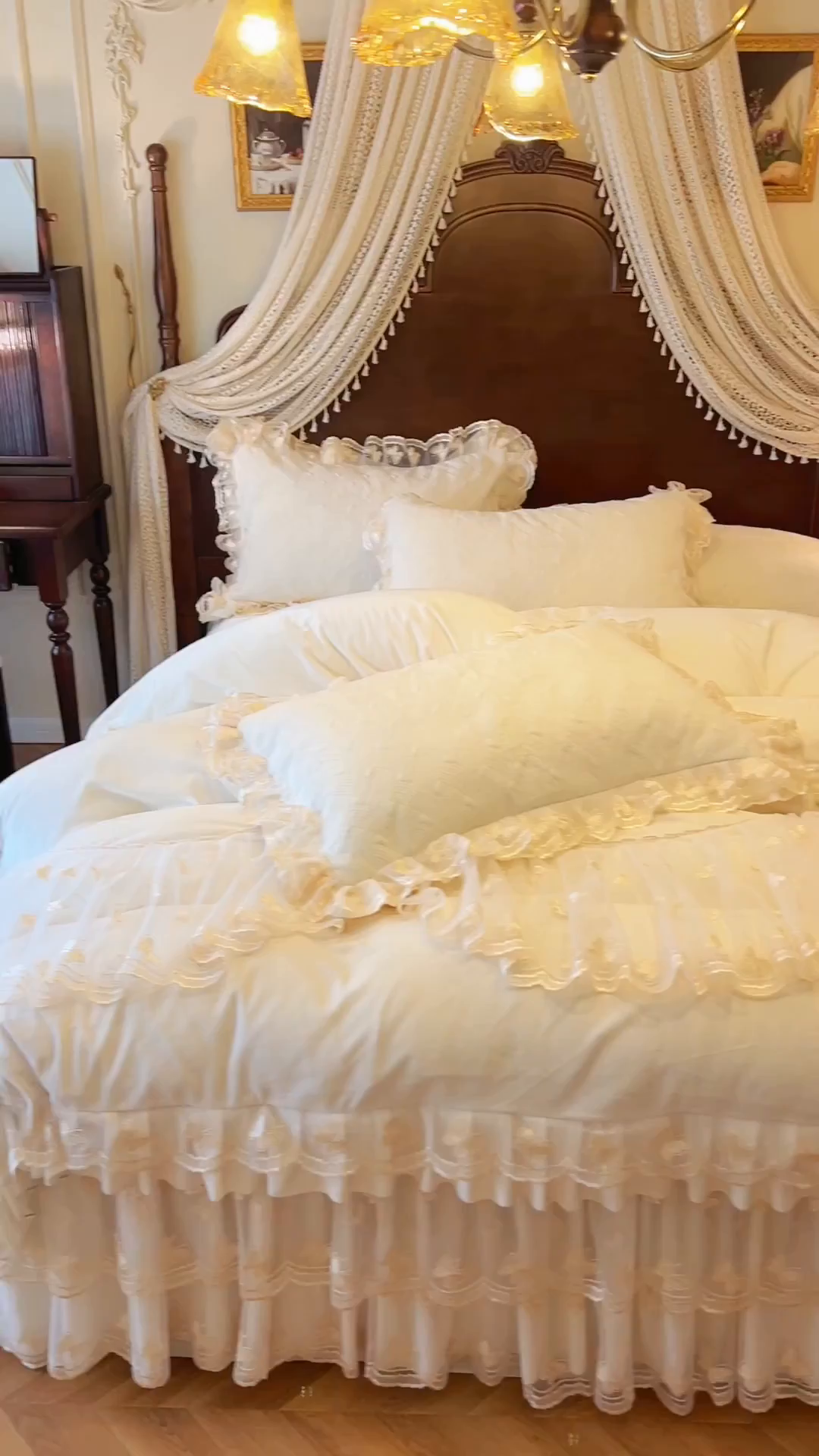 91家纺网 家纺一手货源 找家纺 瑞宝 2025新款宝宝绒夹棉床裙三件套-香奢丽影 香奢丽影-奶油白