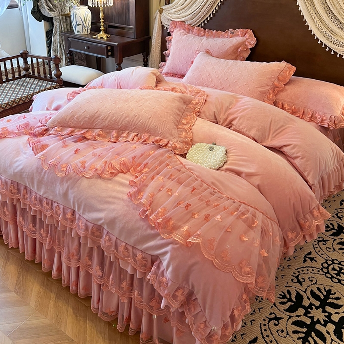 91家纺网 家纺一手货源 找家纺 瑞宝 2025新款宝宝绒夹棉床裙四件套-香奢丽影 香奢丽影-樱花粉