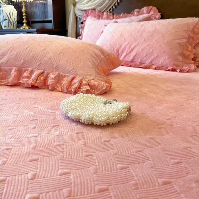 91家纺网 家纺一手货源 找家纺 瑞宝 2025新款宝宝绒夹棉床裙四件套-香奢丽影 香奢丽影-樱花粉