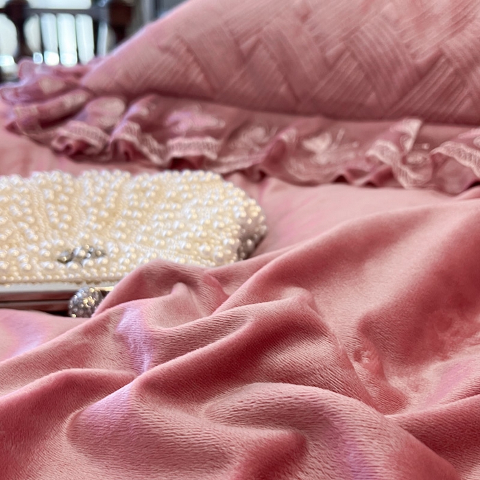 91家纺网 家纺一手货源 找家纺 瑞宝 2025新款宝宝绒夹棉床裙四件套-香奢丽影 香奢丽影-豆沙