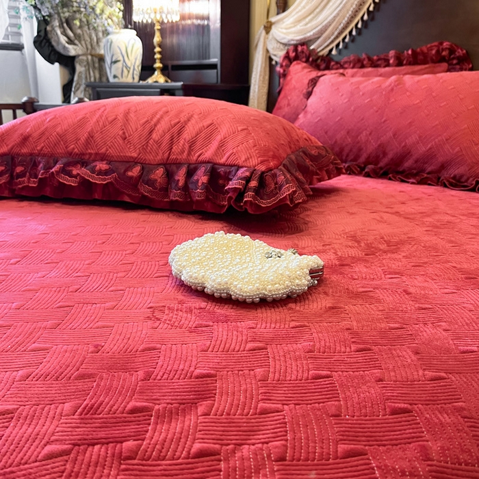 91家纺网 家纺一手货源 找家纺 瑞宝 2025新款宝宝绒夹棉床裙四件套-香奢丽影 香奢丽影-胭脂红