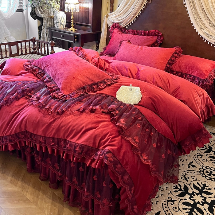 91家纺网 家纺一手货源 找家纺 瑞宝 2025新款宝宝绒夹棉床裙四件套-香奢丽影 香奢丽影-胭脂红