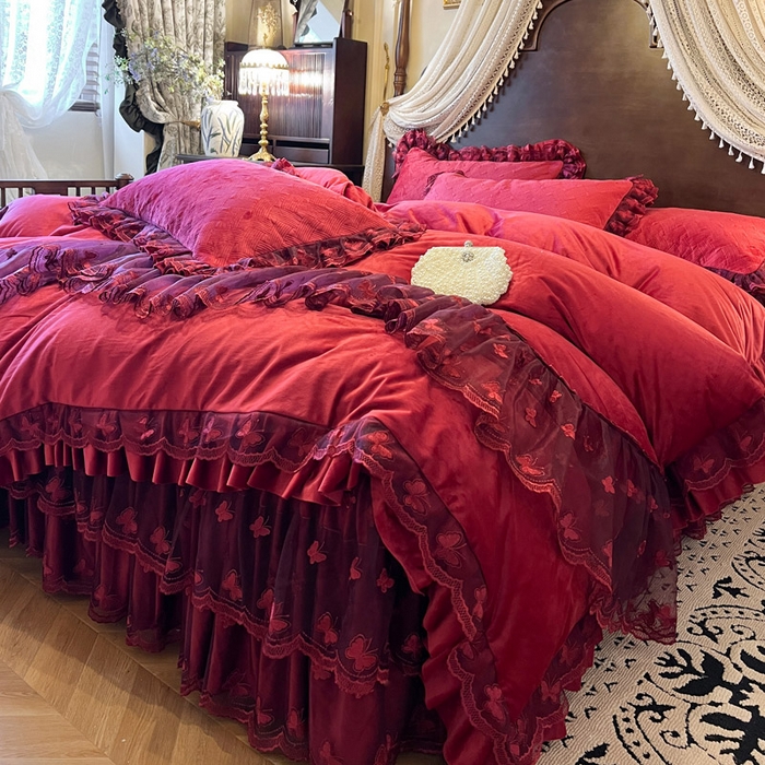 91家纺网 家纺一手货源 找家纺 瑞宝 2025新款宝宝绒夹棉床裙四件套-香奢丽影 香奢丽影-胭脂红