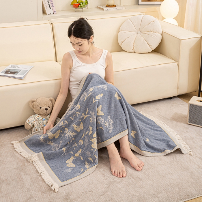 91家纺网 家纺一手货源 找家纺 恋人优选 2025新款A类流苏全棉纯棉提花四层水洗浴巾 花飞蝶舞-蓝 66x150cm