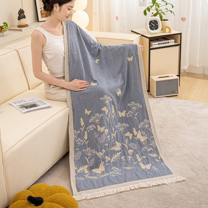 91家纺网 家纺一手货源 找家纺 恋人优选 2025新款A类流苏全棉纯棉提花四层水洗浴巾 花飞蝶舞-蓝 66x150cm