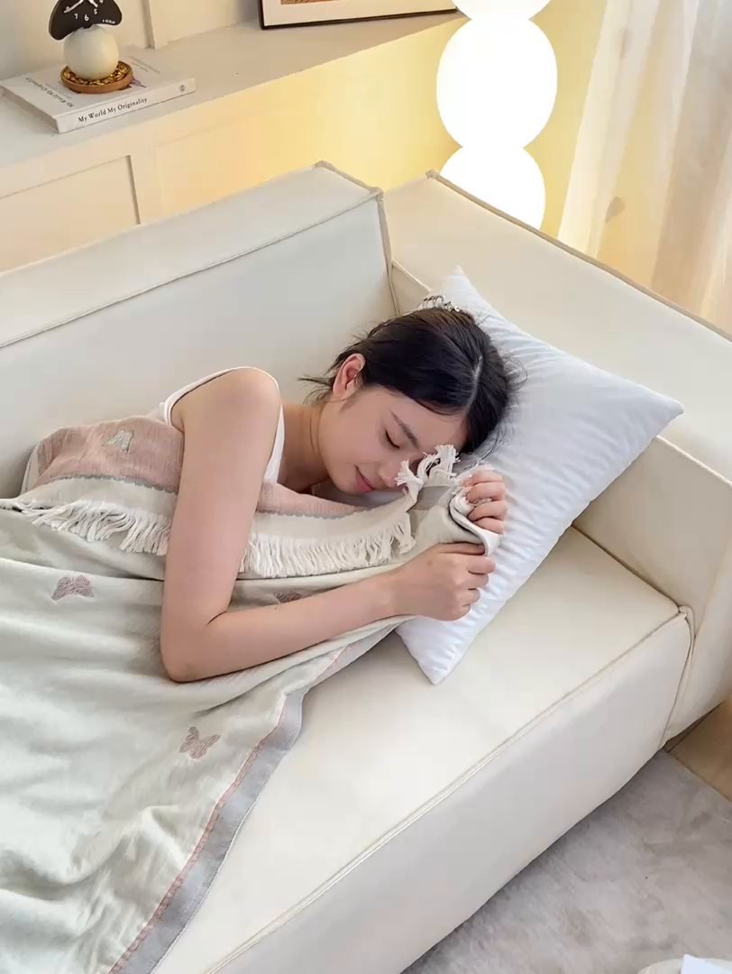 91家纺网 家纺一手货源 找家纺 恋人优选 2025新款A类流苏全棉纯棉提花四层水洗浴巾 花飞蝶舞-米 66x150cm