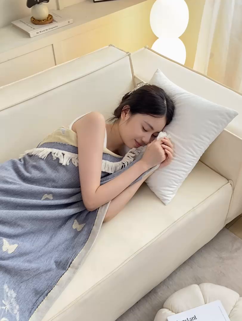 91家纺网 家纺一手货源 找家纺 恋人优选 2025新款A类流苏全棉纯棉提花四层水洗浴巾 花飞蝶舞-蓝 66x150cm