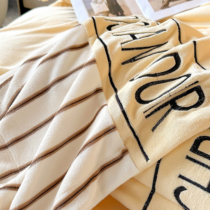 91家纺网 家纺一手货源 找家纺 （总）富宁家纺 2025新款亲肤舒适牛奶绒8斤四件套-夜曲