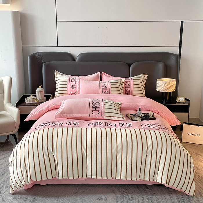 91家纺网 家纺一手货源 找家纺 富宁家纺 2025新款亲肤舒适牛奶绒8斤四件套-夜曲 夜曲-樱花粉