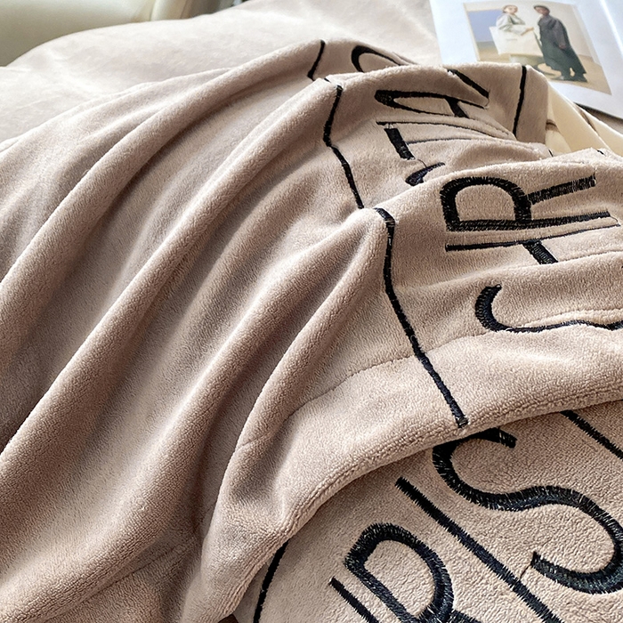 91家纺网 家纺一手货源 找家纺 富宁家纺 2025新款亲肤舒适牛奶绒8斤四件套-夜曲 夜曲-深奶咖