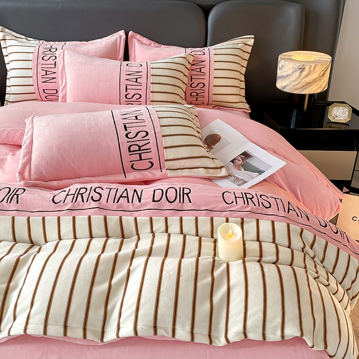 91家纺网 家纺一手货源 找家纺 富宁家纺 2025新款亲肤舒适牛奶绒8斤四件套-夜曲 夜曲-樱花粉