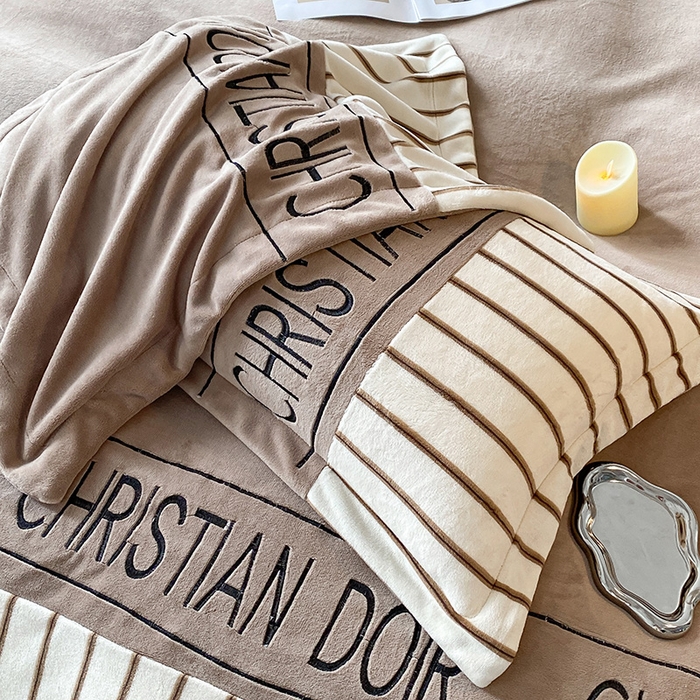 91家纺网 家纺一手货源 找家纺 富宁家纺 2025新款亲肤舒适牛奶绒8斤四件套-夜曲 夜曲-深奶咖