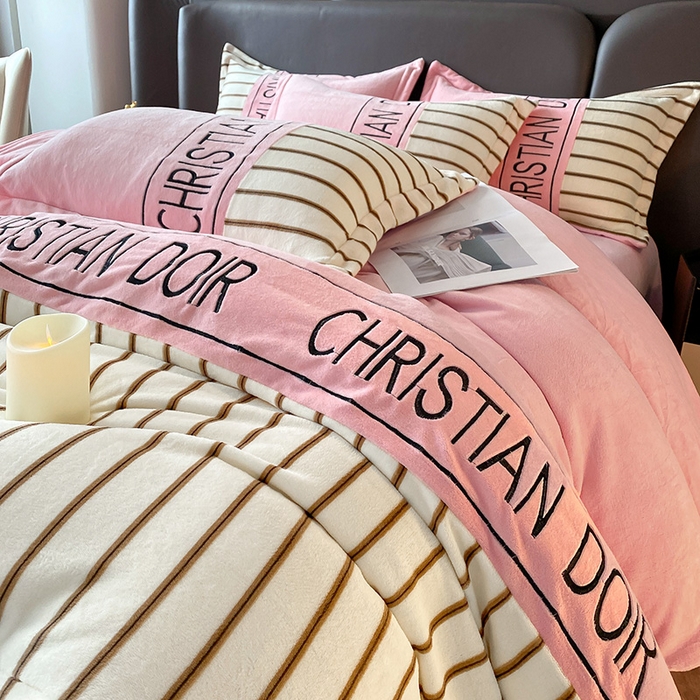 91家纺网 家纺一手货源 找家纺 富宁家纺 2025新款亲肤舒适牛奶绒8斤四件套-夜曲 夜曲-樱花粉