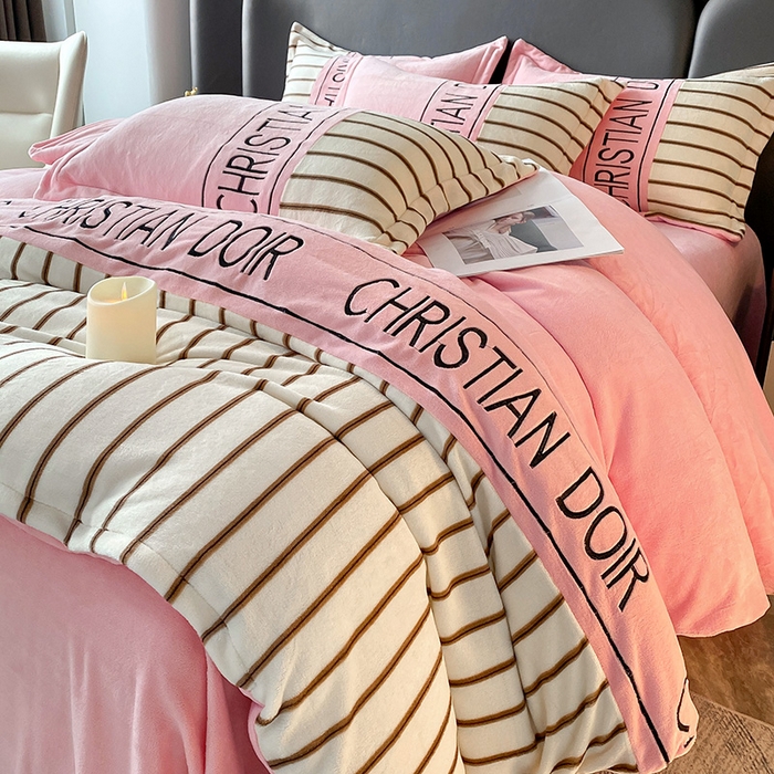 91家纺网 家纺一手货源 找家纺 富宁家纺 2025新款亲肤舒适牛奶绒8斤四件套-夜曲 夜曲-樱花粉