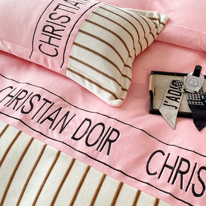 91家纺网 家纺一手货源 找家纺 富宁家纺 2025新款亲肤舒适牛奶绒8斤四件套-夜曲 夜曲-樱花粉