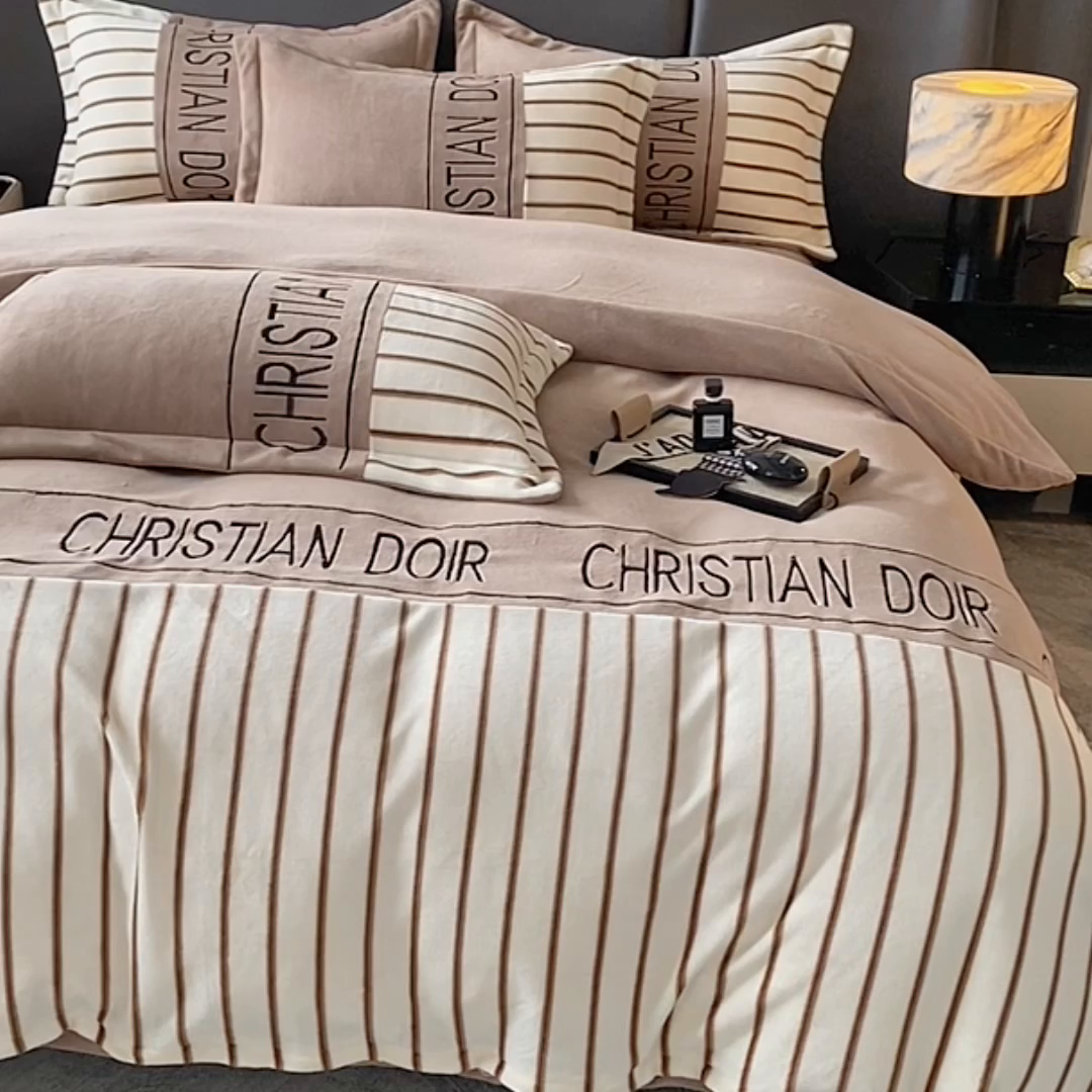 91家纺网 家纺一手货源 找家纺 富宁家纺 2025新款亲肤舒适牛奶绒8斤四件套-夜曲 夜曲-深奶咖