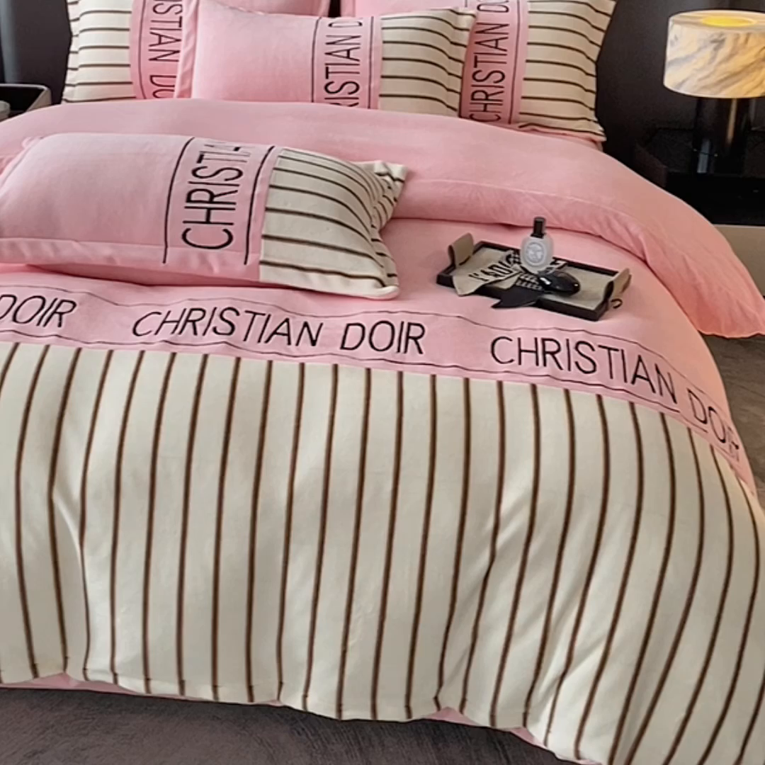 91家纺网 家纺一手货源 找家纺 富宁家纺 2025新款亲肤舒适牛奶绒8斤四件套-夜曲 夜曲-樱花粉