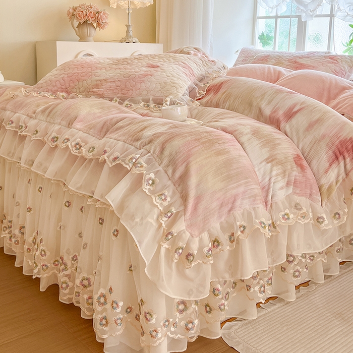 91家纺网 家纺一手货源 找家纺 网红馆（ck家纺） 2025新款亲肤舒适印花牛奶绒蕾丝边床裙系列四件套 彩虹