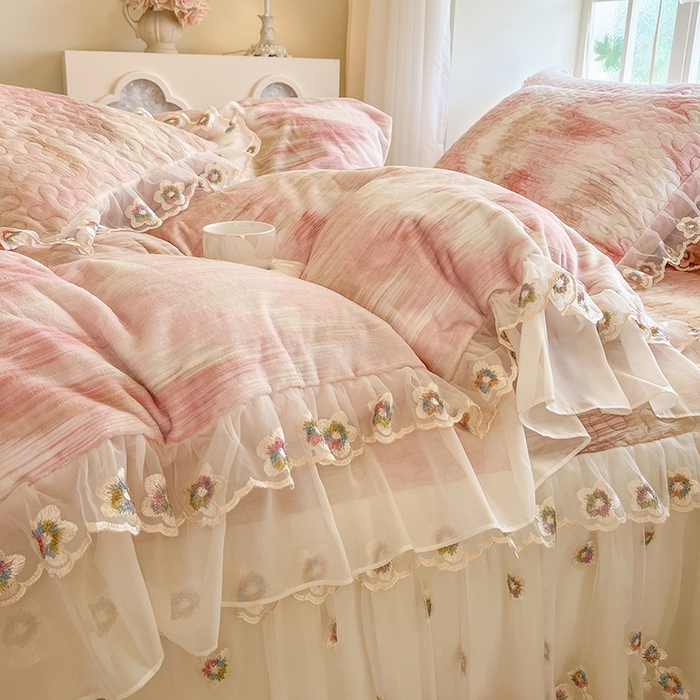 91家纺网 家纺一手货源 找家纺 网红馆（ck家纺） 2025新款亲肤舒适印花牛奶绒蕾丝边床裙系列四件套 彩虹