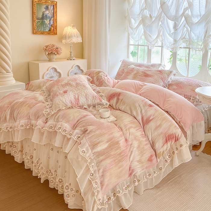 91家纺网 家纺一手货源 找家纺 网红馆（ck家纺） 2025新款亲肤舒适印花牛奶绒蕾丝边床裙系列四件套 彩虹