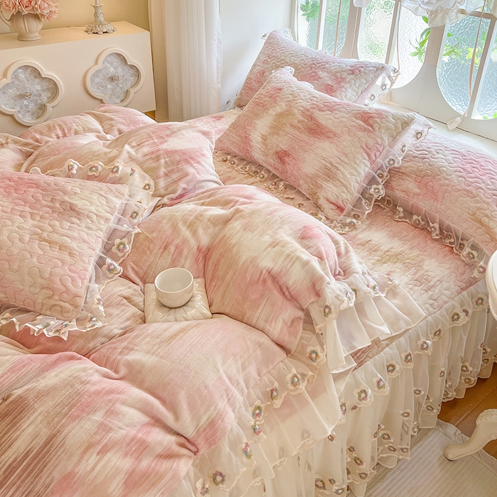 91家纺网 家纺一手货源 找家纺 网红馆（ck家纺） 2025新款亲肤舒适印花牛奶绒蕾丝边床裙系列四件套 彩虹