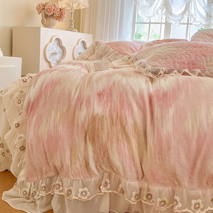 91家纺网 家纺一手货源 找家纺 （总）网红馆（ck家纺） 2025新款亲肤舒适印花牛奶绒蕾丝边床裙系列四件套