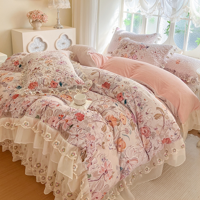 91家纺网 家纺一手货源 找家纺 网红馆（ck家纺） 2025新款亲肤舒适印花牛奶绒蕾丝边床裙系列四件套 玫瑰庄园