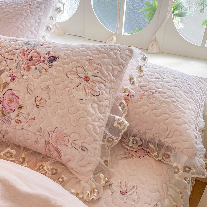 91家纺网 家纺一手货源 找家纺 网红馆（ck家纺） 2025新款亲肤舒适印花牛奶绒蕾丝边床裙系列四件套 玫瑰庄园