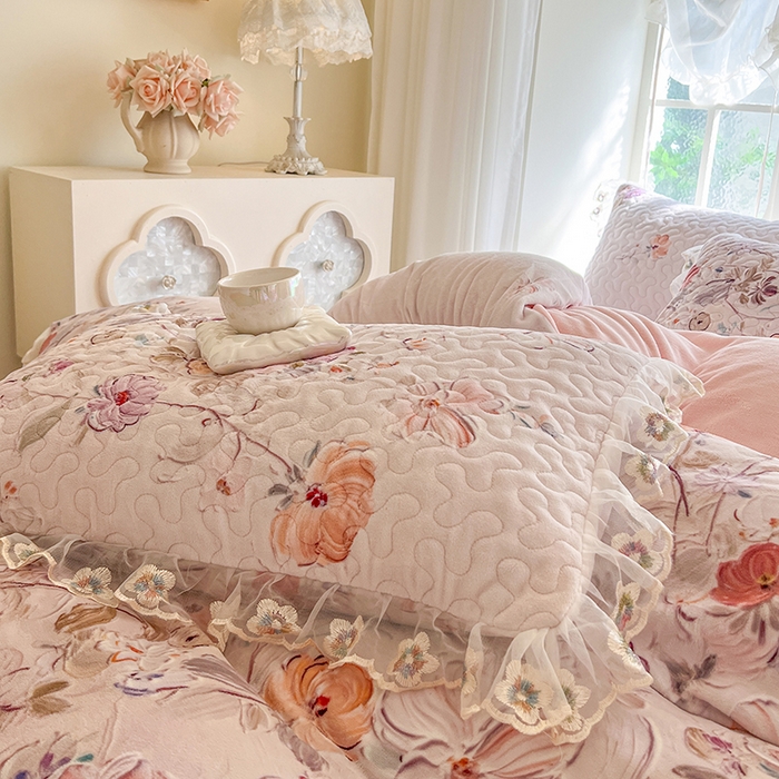 91家纺网 家纺一手货源 找家纺 网红馆（ck家纺） 2025新款亲肤舒适印花牛奶绒蕾丝边床裙系列四件套 玫瑰庄园