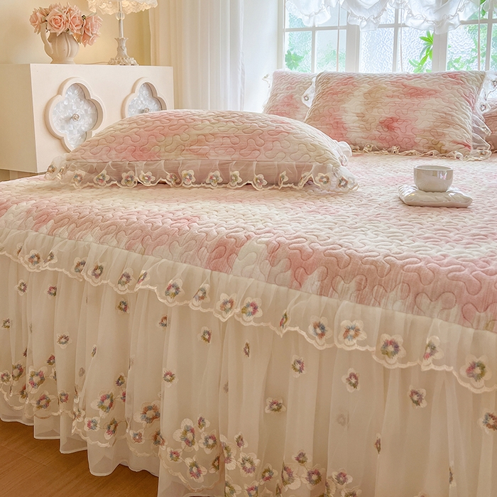 91家纺网 家纺一手货源 找家纺 网红馆（ck家纺） 2025新款亲肤舒适印花牛奶绒蕾丝边床裙系列单床裙 彩虹