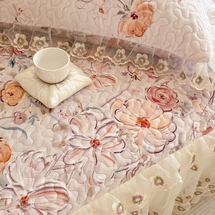 91家纺网 家纺一手货源 找家纺 网红馆（ck家纺） 2025新款亲肤舒适印花牛奶绒蕾丝边床裙系列单床裙 玫瑰庄园