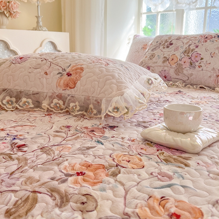 91家纺网 家纺一手货源 找家纺 网红馆（ck家纺） 2025新款亲肤舒适印花牛奶绒蕾丝边床裙系列单床裙 玫瑰庄园