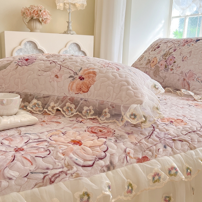 91家纺网 家纺一手货源 找家纺 网红馆（ck家纺） 2025新款亲肤舒适印花牛奶绒蕾丝边床裙系列单床裙 玫瑰庄园