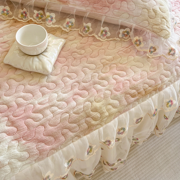 91家纺网 家纺一手货源 找家纺 网红馆（ck家纺） 2025新款亲肤舒适印花牛奶绒蕾丝边床裙系列单床裙 彩虹