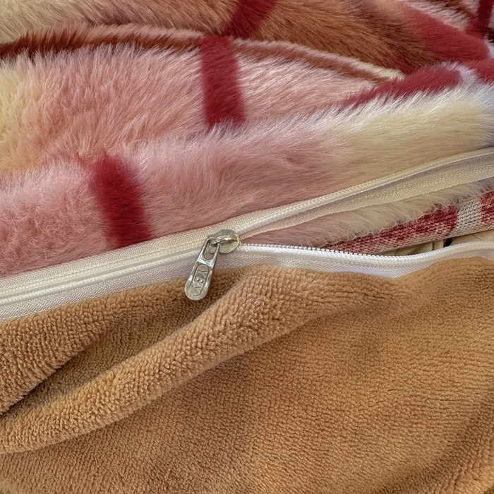 91家纺网 家纺一手货源 找家纺 一比一家纺 2025新款兔毛绒印花四件套-二 魔法学院红