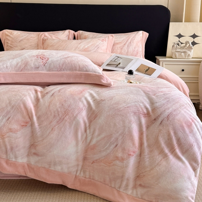 91家纺网 家纺一手货源 找家纺 （总）博纳家纺 2025新款亲肤舒适牛奶绒数码印花拼角系列四件套（控价劵后208 严格按控价来）