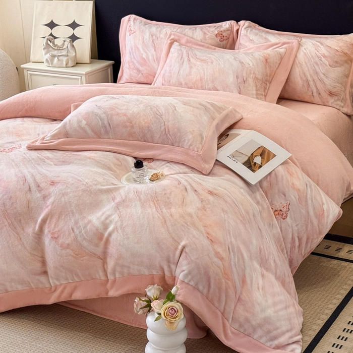 91家纺网 家纺一手货源 找家纺 （总）博纳家纺 2025新款亲肤舒适牛奶绒数码印花拼角系列四件套（控价劵后208 严格按控价来）