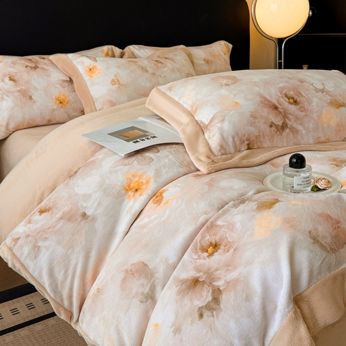 91家纺网 家纺一手货源 找家纺 博纳家纺 2025新款亲肤舒适牛奶绒数码印花拼角系列四件套（控价劵后208 严格按控价来） 花织-香槟