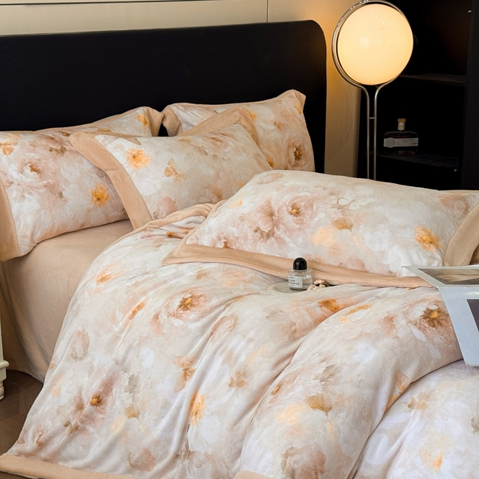 91家纺网 家纺一手货源 找家纺 博纳家纺 2025新款亲肤舒适牛奶绒数码印花拼角系列四件套（控价劵后208 严格按控价来） 花织-香槟