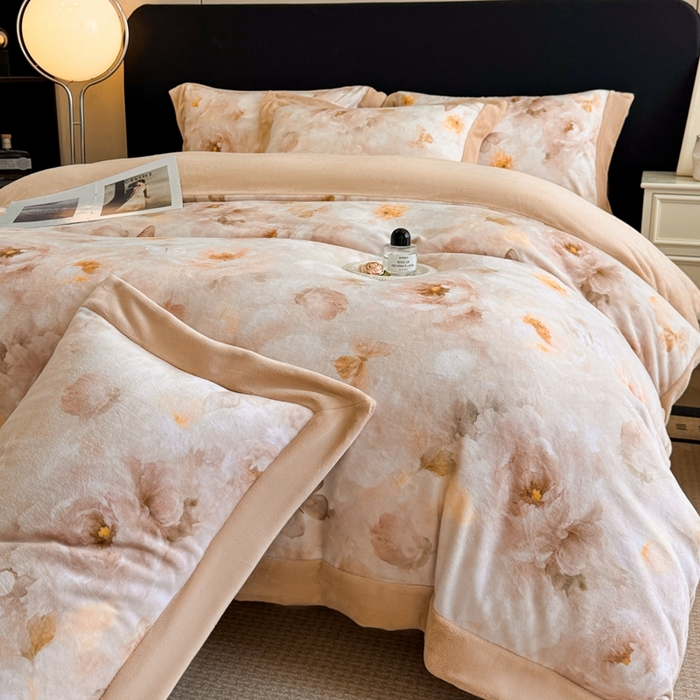 91家纺网 家纺一手货源 找家纺 博纳家纺 2025新款亲肤舒适牛奶绒数码印花拼角系列四件套（控价劵后208 严格按控价来） 花织-香槟