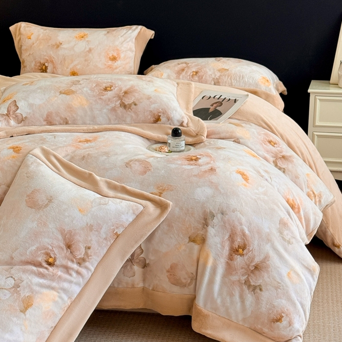 91家纺网 家纺一手货源 找家纺 博纳家纺 2025新款亲肤舒适牛奶绒数码印花拼角系列四件套（控价劵后208 严格按控价来） 花织-香槟