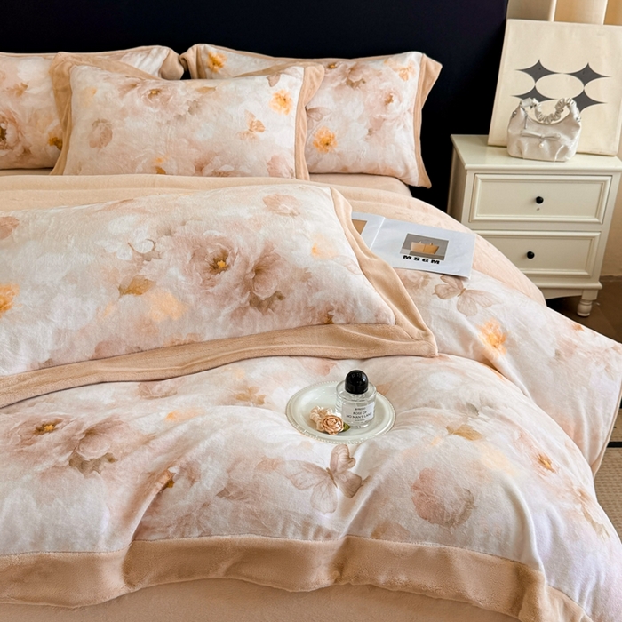 91家纺网 家纺一手货源 找家纺 博纳家纺 2025新款亲肤舒适牛奶绒数码印花拼角系列四件套（控价劵后208 严格按控价来） 花织-香槟