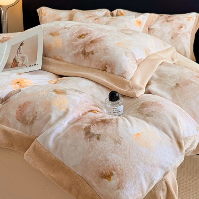 91家纺网 家纺一手货源 找家纺 博纳家纺 2025新款亲肤舒适牛奶绒数码印花拼角系列四件套（控价劵后208 严格按控价来） 花织-香槟