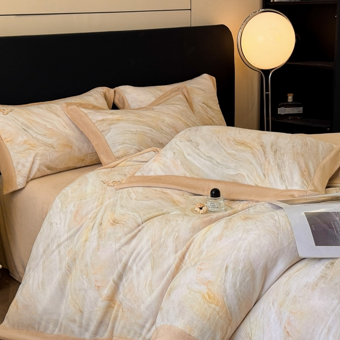 91家纺网 家纺一手货源 找家纺 博纳家纺 2025新款亲肤舒适牛奶绒数码印花拼角系列四件套（控价劵后208 严格按控价来） 彩蝶飘飘-香槟