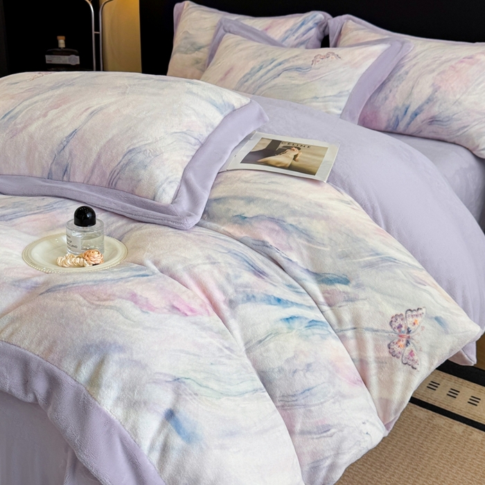 91家纺网 家纺一手货源 找家纺 博纳家纺 2025新款亲肤舒适牛奶绒数码印花拼角系列四件套（控价劵后208 严格按控价来） 彩蝶飘飘-浅紫