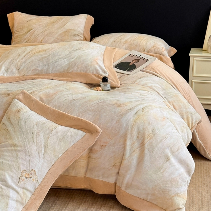 91家纺网 家纺一手货源 找家纺 博纳家纺 2025新款亲肤舒适牛奶绒数码印花拼角系列四件套（控价劵后208 严格按控价来） 彩蝶飘飘-香槟